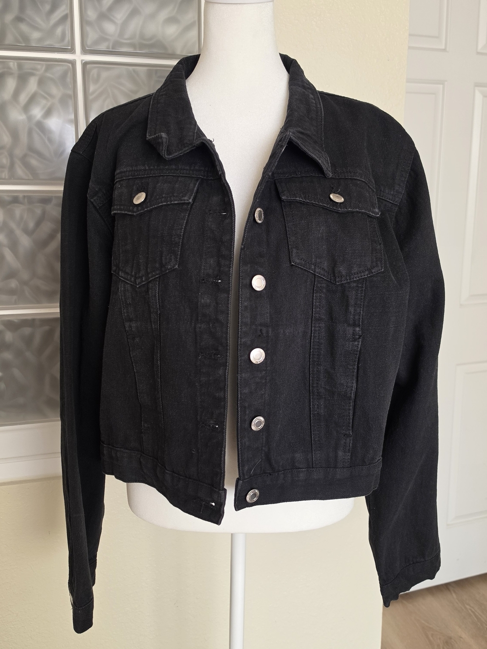 PrettyLittleThing Black Cropped Denim Jacket